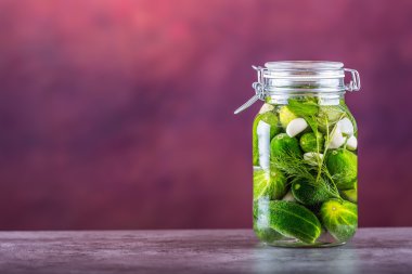 Koruma. Kavanoz turşu. Kavanoz ile turşu, kabak dip, Beyaz lahana, kırmızı sarı biber kavrulmuş. Turşu sebze. Sebze korumak için hazırlanmaktadır. Tonlu görüntü