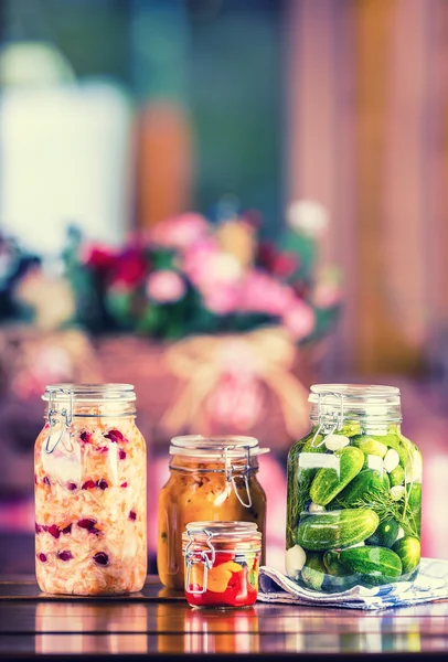 Bevara. Pickles burkar. Burkar med pickles, pumpa dopp, vit kål, rostad röd gul paprika. Inlagda grönsaker. Grönsak förbereds för att bevara. Tonas bild — Stockfoto