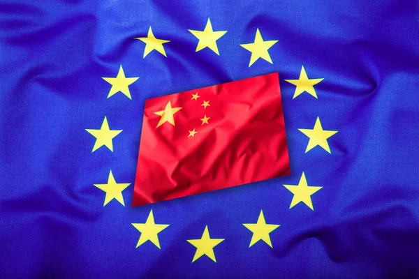 Banderas de China y de la Unión Europea. Bandera de China y Bandera de la UE. Bandera dentro de las estrellas. Concepto de bandera mundial — Foto de Stock