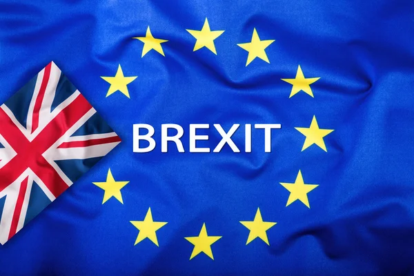 Brexit입니다. Brexit 예입니다. Brexit 호 영국 및 유럽 연합의 플래그입니다. 영국 국기 그리고 유럽 연합 깃발입니다. 영국 유니온 잭 플래그입니다. 외부 별 플래그. 유럽 연합에 있는 영국 외관 — 스톡 사진