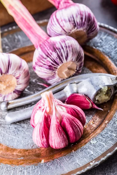 Garlic. Fresh garlic. Red garlic. Garlic press. Violet garlic.Garlic background. garlic bulbs — Stock Photo, Image