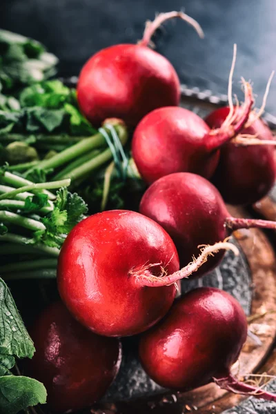 Rettich. Frischer Rettich. Roter frischer Rettich. Frisches Gemüse. gesundes frisches Gemüse — Stockfoto