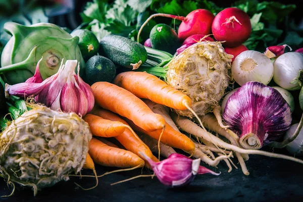 Vihanneksia. Tuoreita vihanneksia. Värikkäitä vihanneksia tausta. Terve kasvisstudio valokuva. Valikoima tuoreita vihanneksia lähikuva — kuvapankkivalokuva
