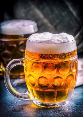 Bira. İki soğuk bira. Fıçı bira. Fıçı bira. Altın bira. Altın ale. İki altın bira üstüne köpük ile. Taslak bira cam kavanozlarda pub otel ya da restoran. Natürmort