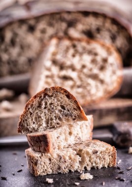 Ekmek. Taze ekmek. Geleneksel ev yapımı ekmek. Bıçak ve kimyon dilimlenmiş ekmek kırıntısı