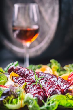 Sosis. Kavrulmuş chorizo sosis. Kavrulmuş baharatlı sosis chorizo ev otel veya bira asma brendi konyak viski ile restoran. Sebze dekorasyon marul salatası domates sarımsak. Tonlu fotoğraf