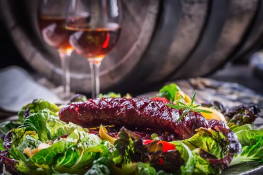 Sosis. Kavrulmuş chorizo sosis. Kavrulmuş baharatlı sosis chorizo ev otel veya bira asma brendi konyak viski ile restoran. Sebze dekorasyon marul salatası domates sarımsak. Tonlu fotoğraf