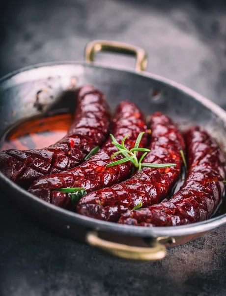 Kiełbasa. Pieczone kiełbasa chorizo. Pieczone pikantne kiełbasa chorizo domu hotelu lub restauracji z piwem winorośli brandy koniaku whiskey. Martwa żywotność. Stonowane zdjęcie — Zdjęcie stockowe