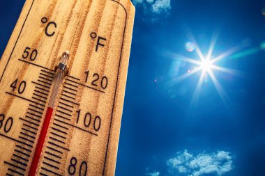 Termometre güneş gökyüzü 40 Degres. Sıcak yaz günü. Yüksek yaz sıcaklıkları derece Celsius ve Fahrenheit