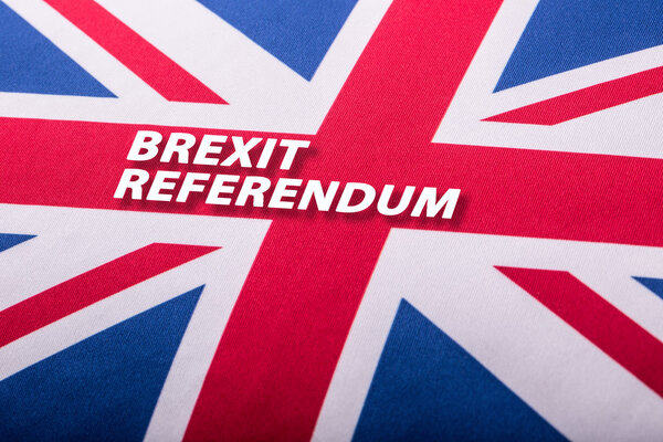 Брексит. референдум. Англия выступает в Европейском Союзе. Крупный план флага Юнион Джек. Флаг Великобритании. Флаг Британского Союза Джек дует на ветру
