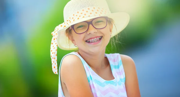 Girl.Happy meisje tiener pre tiener. Meisje met bril. Meisje met tanden bretels. Schattig Kaukasische blond meisje in zomer outfit — Stockfoto