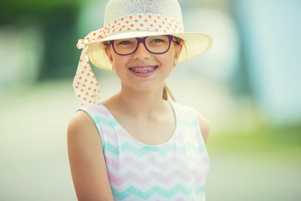 Girl.Happy meisje tiener pre tiener. Meisje met bril. Meisje met tanden bretels. Schattig Kaukasische blond meisje in zomer outfit — Stockfoto