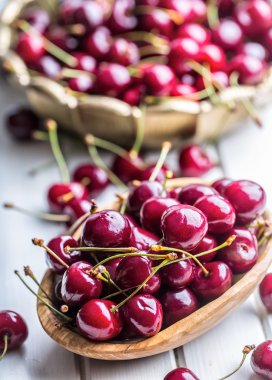 Kiraz. Tatlı kiraz. Taze kiraz. Olgun Kiraz ahşap beton tablo - yönetim kurulu