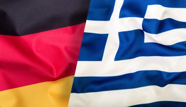 Almanya bayrağı Yunanistan bayrağı. AB bayrakları. Almanya ve Yunanistan bayrağı sallayarak