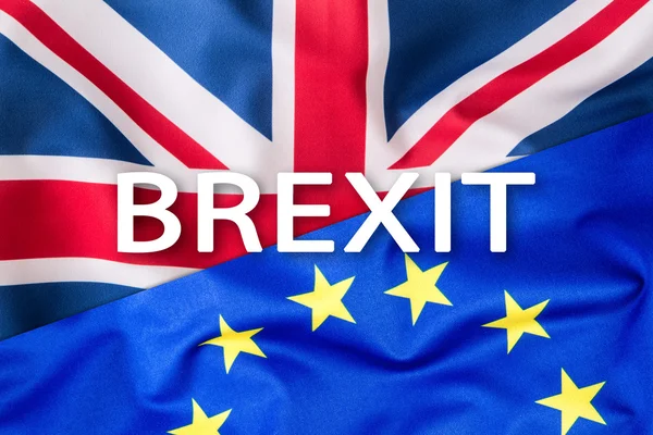 Brexit입니다. Brexit 예입니다. Brexit 호 영국 및 유럽 연합의 플래그입니다. 영국 국기 그리고 유럽 연합 깃발입니다. 영국 유니온 잭 플래그입니다. 외부 별 플래그. 유럽 연합에 있는 영국 외관. — 스톡 사진