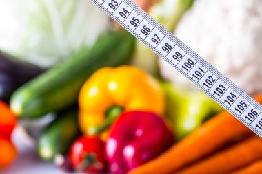 Ölçüm bandı ve taze sebze ve meyve içinde belgili tanımlık geçmiş. Sağlıklı beslenme kavramı