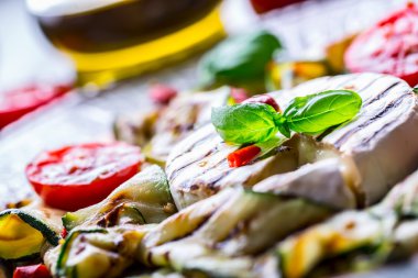 Izgara Brie camembert peyniri kabak biber ve zeytinyağı ile. İtalyan akdeniz veya Yunan mutfağı. Vegan vejetaryen gıda.