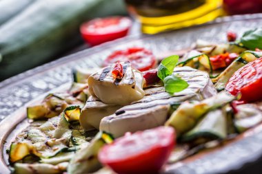 Izgara Brie camembert peyniri kabak biber ve zeytinyağı ile. İtalyan akdeniz veya Yunan mutfağı. Vegan vejetaryen gıda