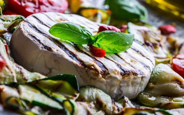 Grill Brie Camembert ost zucchini med chilipeppar och olivolja. Italienska medelhavsrätter eller grekisk mat. Vegansk vegetarisk mat. — Stockfoto