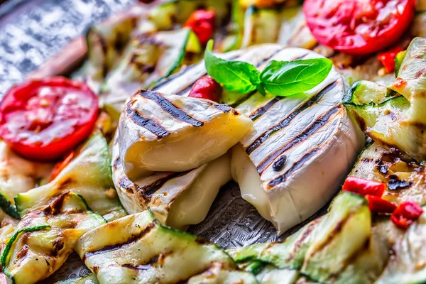 Гриль Бри Camembert сыр цуккини с перцем чили и оливковым маслом. Итальянская средиземноморская или греческая кухня. Вегетарианская еда . — стоковое фото