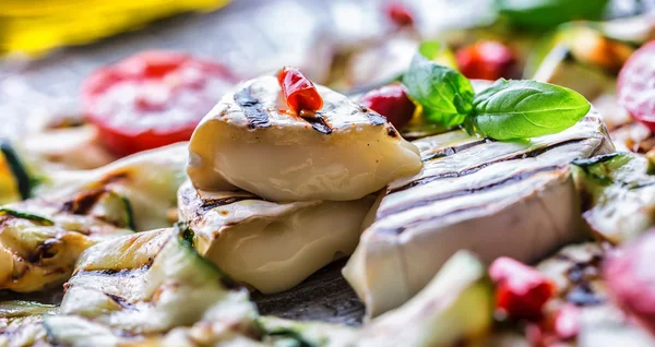 Grill Brie Camembert ost zucchini med chilipeppar och olivolja. Italienska medelhavsrätter eller grekisk mat. Vegansk vegetarisk mat — Stockfoto