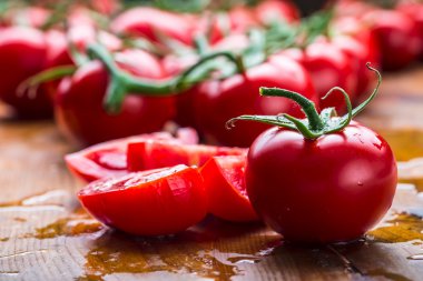 Taze kiraz domates temiz su yıkanmış. Taze domates doğrama