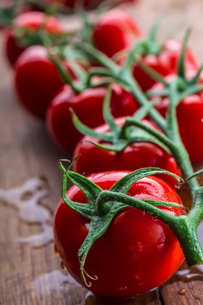 Los tomates cherry frescos lavaban el agua limpia. Cortar tomates frescos —  Fotos de Stock