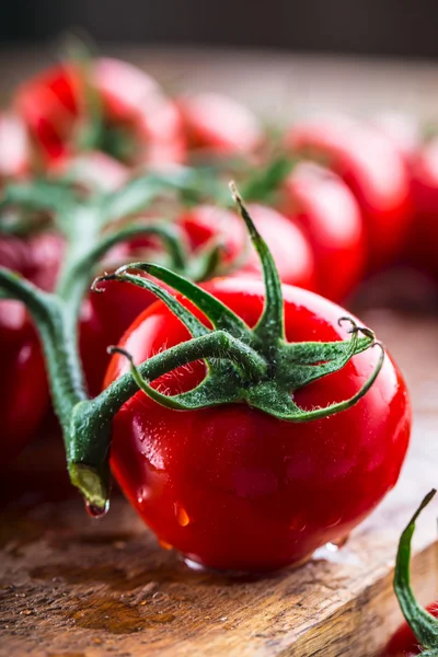 Verse cherry tomaten gewassen schoon water. Verse tomaten knippen — Stockfoto