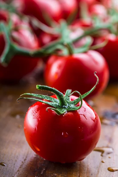 Los tomates cherry frescos lavaban el agua limpia. Cortar tomates frescos —  Fotos de Stock