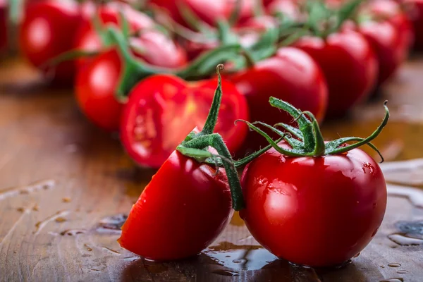 Świeże pomidory wiśniowe umyte czystą wodą. Wytnij świeże pomidory — Zdjęcie stockowe