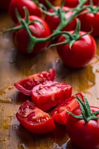 Verse cherry tomaten gewassen schoon water. Verse tomaten knippen — Stockfoto