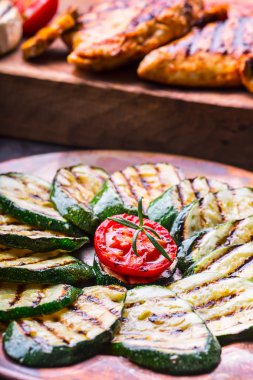 Kızarmış kabak domates biber ile. İtalyan Akdeniz ya da Yunan mutfağı. Vegan vejetaryen yemek