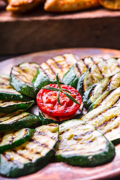 Tomate de abobrinha grelhado com pimenta. Cozinha italiana mediterrânea ou grega. Vegan comida vegetariana — Fotografia de Stock