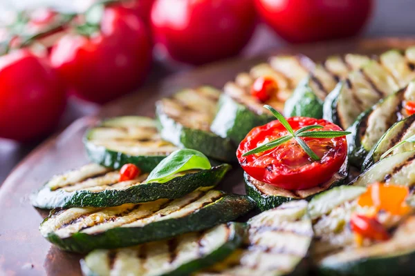 Gegrilde courgette tomaat met chilipeper. Italiaanse mediterrane of Griekse keuken. Veganistisch vegetarisch voedsel — Stockfoto