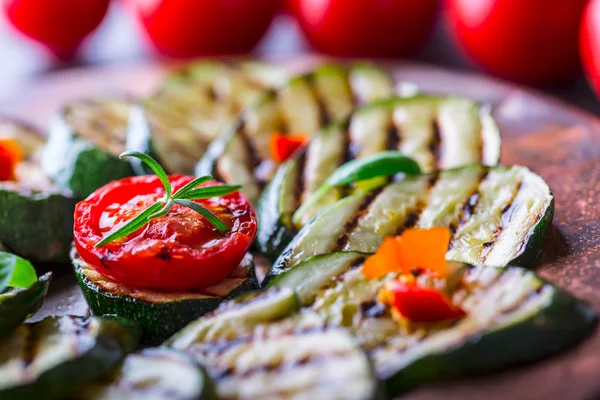 Gegrilde courgette tomaat met chilipeper. Italiaanse mediterrane of Griekse keuken. Veganistisch vegetarisch voedsel — Stockfoto