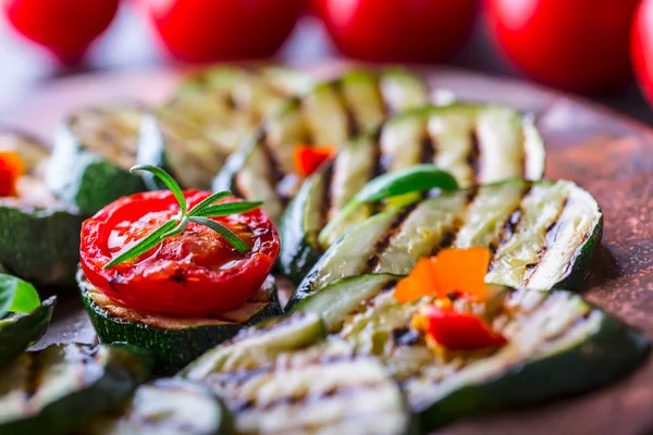 Grillad Zucchini tomat med chili peppar. Italienska Medelhavet eller grekiska rätter. Vegan vegetarianmat — Stockfoto