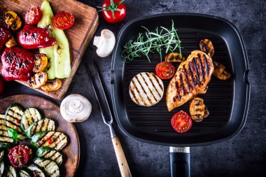 Izgara tavuk göğsü Brie peyniri peynirli kabak biber biber ve mantar