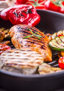 Izgara tavuk göğsü Brie peyniri peynirli kabak biber biber ve mantar