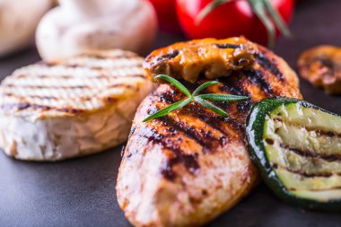 Izgara tavuk göğsü Brie peyniri peynirli kabak biber biber ve mantar