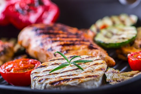 Gegrilde Kipfilet Brie Camembert kaas courgette peper Chili en paddestoelen — Stockfoto