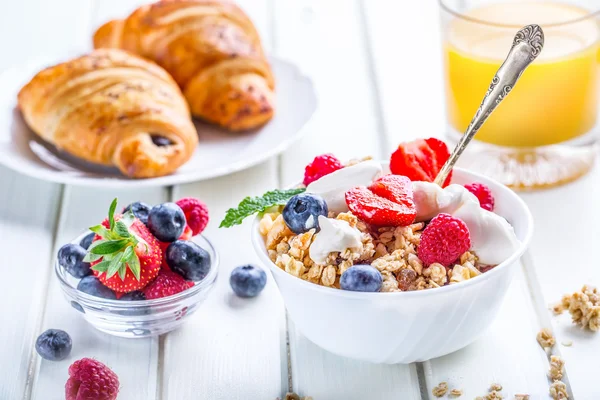 Muesli dengan yogurt dan buah berry di atas meja kayu. Susu yogurth buah yang sehat dan brakfast sereal — Stok Foto