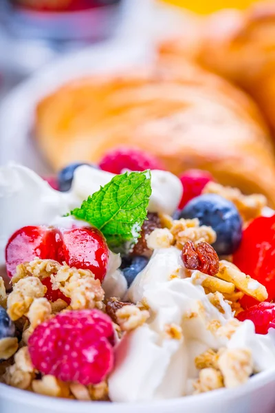 Muesli com iogurte e bagas em uma mesa de madeira. Leite de frutas saudável iogurte e cereais brakfast — Fotografia de Stock