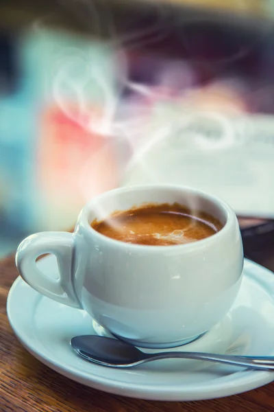 Affari di pausa caffè. Tazza di caffè cellulare e giornale — Foto Stock