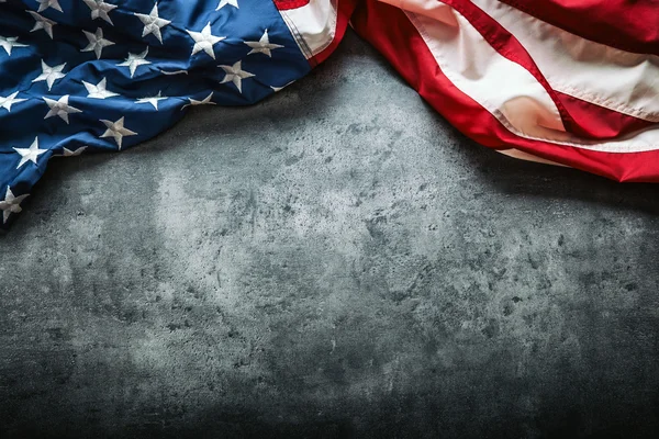 De vlag van de Verenigde Staten. Amerikaanse vlag. Amerikaanse vlag vrij liggen op concrete achtergrond. Close-up Studio opname. Getinte foto — Stockfoto