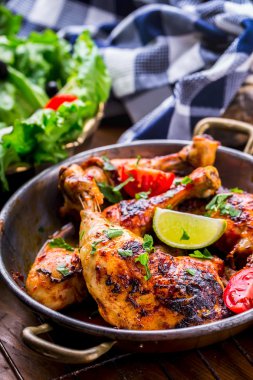Izgara tavuk bacakları, marul ve domates limet zeytin. Geleneksel mutfağı. Akdeniz mutfağı