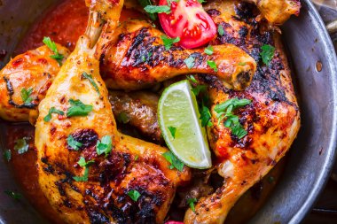 Izgara tavuk bacakları, marul ve domates limet zeytin. Geleneksel mutfağı. Akdeniz mutfağı