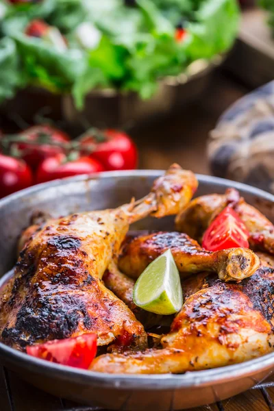 Гриль куриные ножки, салат и помидоры черри лимет оливки. Традиционная кухня. Средиземноморская кухня — стоковое фото