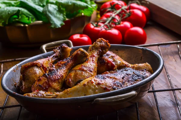 Grilled chicken legs, lettuce and cherry tomatoes limet olives. Traditional cuisine. Mediterranean cuisine — Stock Photo, Image