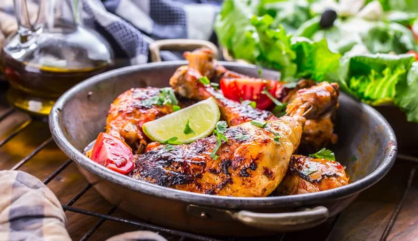 Grilled chicken legs, lettuce and cherry tomatoes limet olives. Traditional cuisine. Mediterranean cuisine — Stock Photo, Image