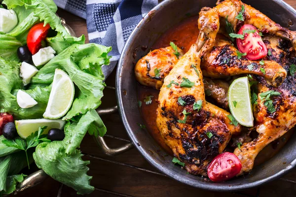 Grilled chicken legs, lettuce and cherry tomatoes limet olives. Traditional cuisine. Mediterranean cuisine — Stock Photo, Image